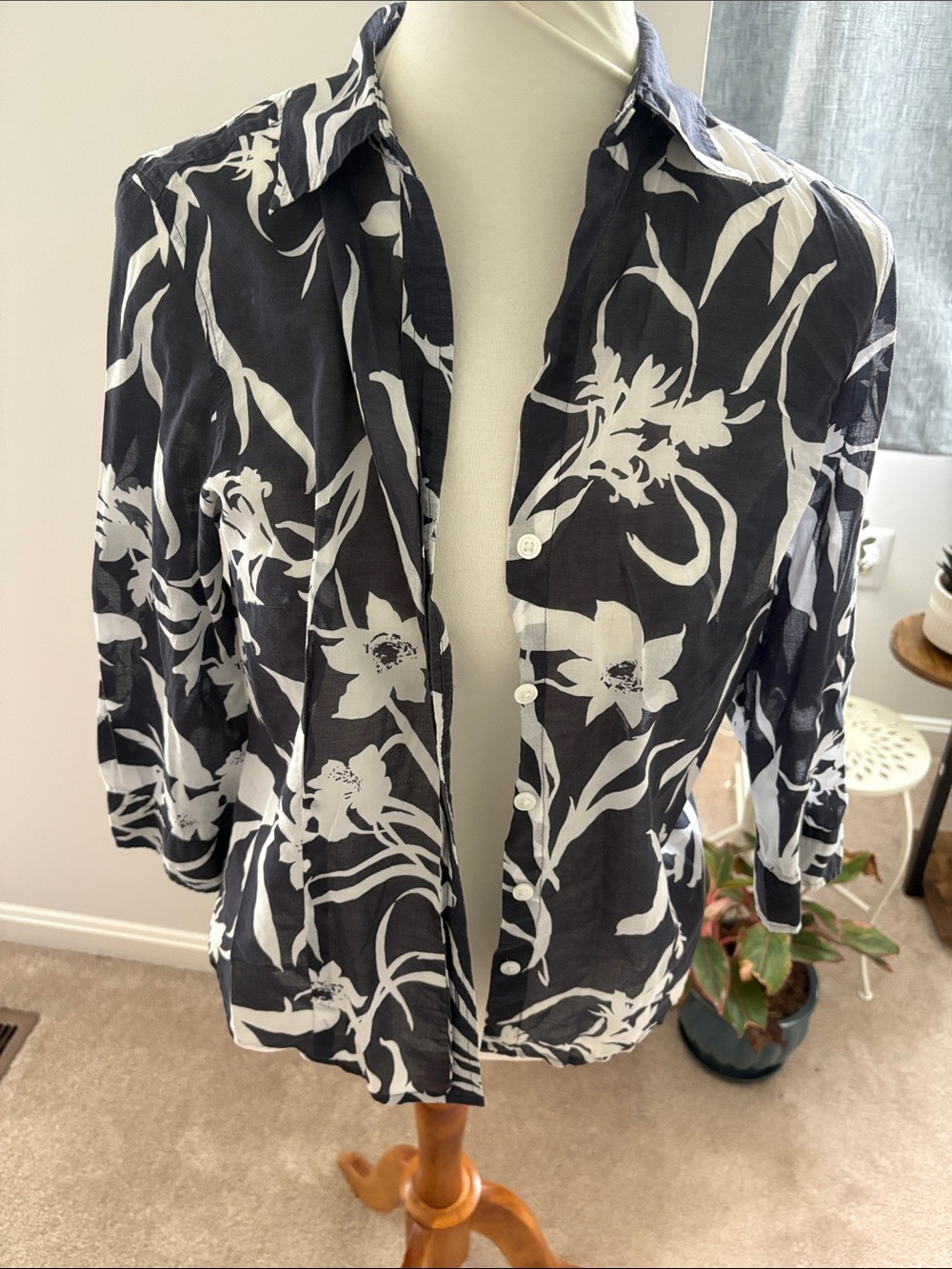 Ann Taylor Black & White Floral Button-Front Blouse